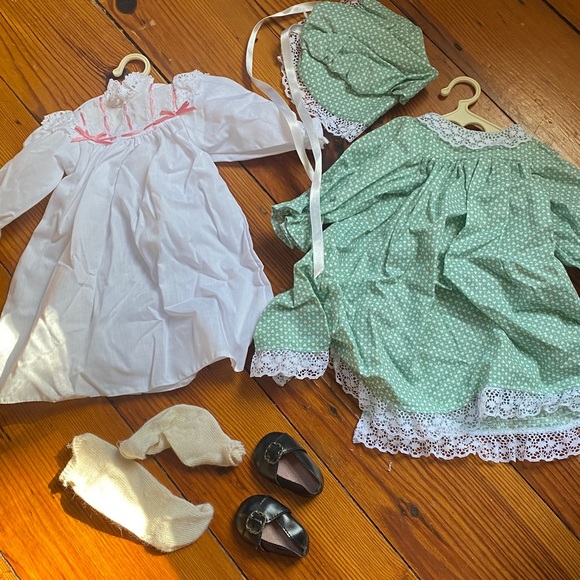American Girls Felicity doll + outfits and books - Picture 6 of 8